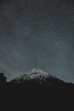 Le Mont Taranaki sous les étoiles : un spectacle cosmique sur Ken Tempelers