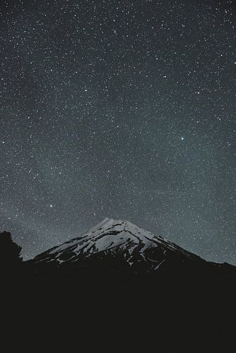 Le Mont Taranaki sous les étoiles : un spectacle cosmique sur Ken Tempelers