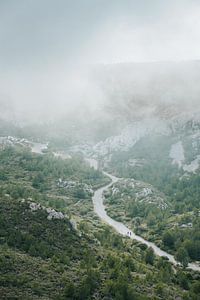 Route sinueuse avec col de montagne brumeux