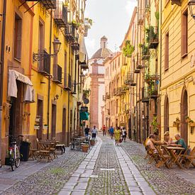 De kleurrijke hoofdstraat van het stadje Bosa (Sardinië) van Just Go Global