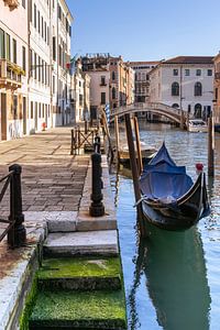 Straßenszene in Venedig mit Kanal und Gondel