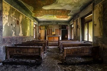 Chapelle abandonnée à Decay. sur Roman Robroek - Photos de bâtiments abandonnés