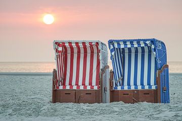Strandstoelen bij zonsondergang aan zee van ThomBal