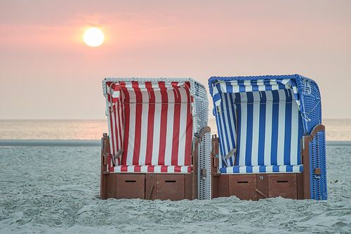 Chaises de plage au coucher du soleil en bord de mer