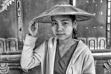 MANDELAY, MYANMAR, 13 DÉCEMBRE 2015 - Fille à Mandelay portant une capuche traditionnelle du Myanmar sur Wout Kok