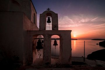 Het eiland Santorini in Griekenland en haar mooie zonsondergang. van Els Oomis