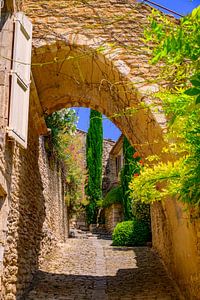 Das Dorf Gordes mit Blick auf die Straße in der Provence