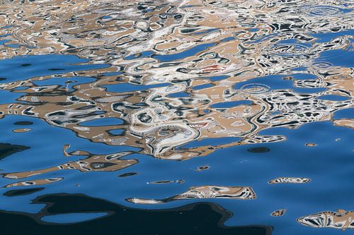 Weerspiegeling in een Venetiaanse gracht