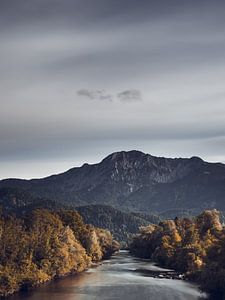 Alpenfluss-Idylle im Hochformat. Langzeitbelichtung