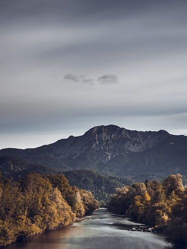 Alpenrivieridylle in staand formaat. Lange belichtingstijd