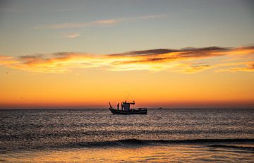 Bateau de pêche au lever du soleil sur VIDEOMUNDUM