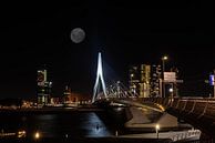 Maan boven de Erasmusbrug bij nacht van Brian Morgan thumbnail