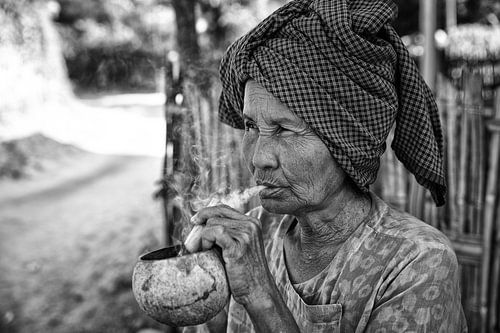 Cheroot rokende oude vrouw in Baghan. Wout Kok One2expose