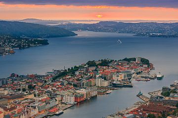 Sonnenuntergang in Bergen vom Berg Floyen aus gesehen, Norwegen