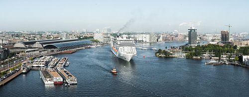 Amsterdam verwelkomt cruiseschip MSC Splendida van Renzo Gerritsen