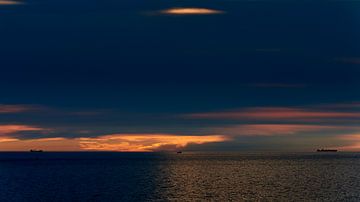 Drei Schiffe auf der Nordsee bei Sonnenuntergang von Jenco van Zalk
