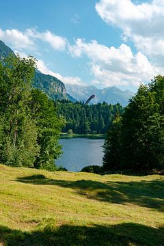 Freibergsee im Sommer mit der Skiflugschanze