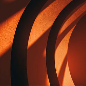 Arcs abstraits dans un jeu de lumière orange chaud sur Eva Lee