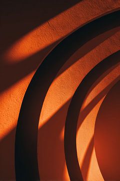 Abstrakte Bögen in warmem orangefarbenem Lichtspiel