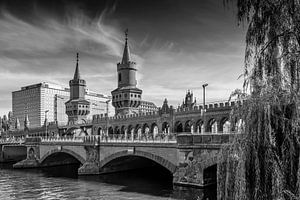 BERLIN Oberbaumbrücke | Monochroom van Melanie Viola