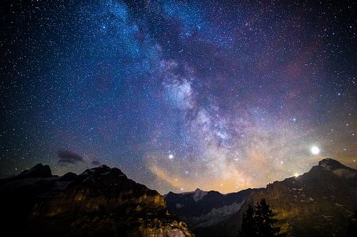 Sternenhimmel über den Schweizer Alpen
