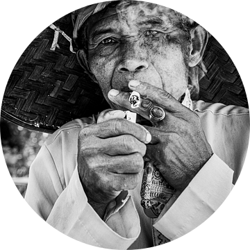 Portret Indonesische man met sigaret van Ellis Peeters
