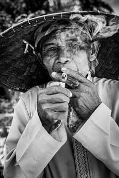 Portrait Indonesian man with cigarette by Ellis Peeters