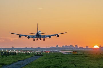 Boeing 747 landing at Schiphol Airport by Arthur Bruinen