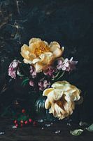 Stilleben mit Pfingstrosen und Blüten
