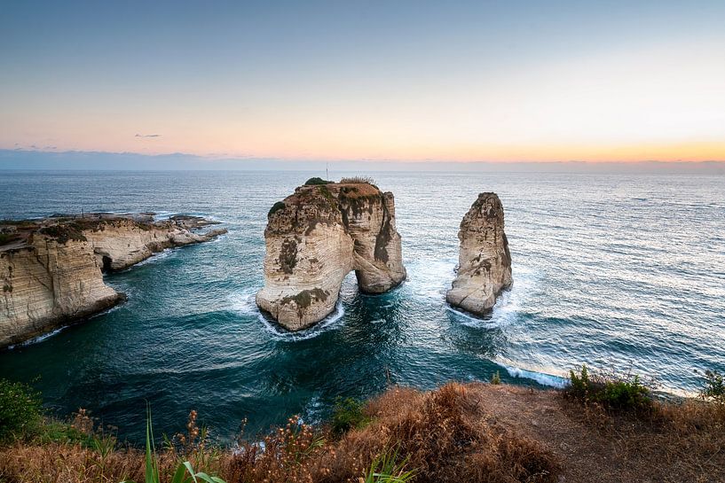 Pigeon Rocks in Beirut bei Sonnenuntergang. von Roman Robroek – Fotos verlassener Gebäude