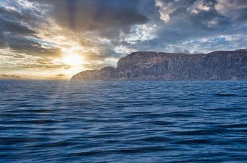 Cap occidental en Norvège. Fjord et mer avec couverture nuageuse et montagnes sur la côte sur Martin Köbsch