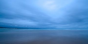 Wolken en strand van Eddy Bakker