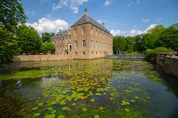 Schloss Arcen umgeben von einem Wassergraben von Marco Leeggangers