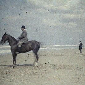Homme à cheval sur la plage [vers 1915] sur Affect Fotografie