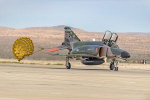 McDonnell Douglas QF-4E Phantom II mit Bremsfallschirm.