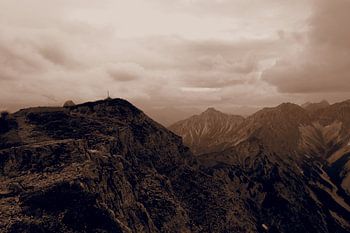 Traumhaft schön ️️ – Berge im Nebel und Wolken erzeugen diese ganz besondere, mystische Stimmung, die viele Menschen sofort berührt.
