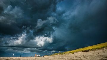 Dreigende wolken boven de noordzeekust van Fotografiecor .nl