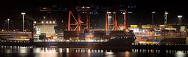 Containerschiff im Hafen von Hamburg bei Nacht von Jonas Weinitschke