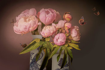 Stilleben mit Blumen. Pfingstrose. Delfter Blau .