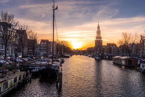 Schepen voor de  Montelbaanstoren  tijdens de zonsondergang in Amsterdam.