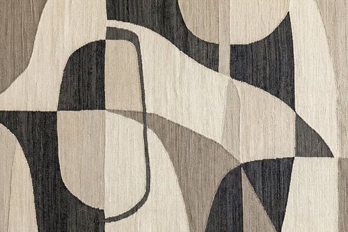 Abstracte textielkunst met organische vormen in beige