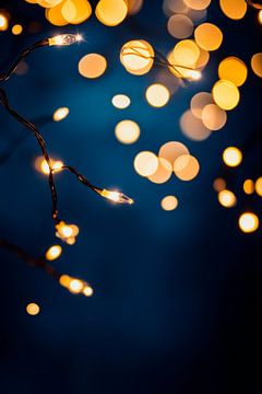 Blauwe nacht met gloeiende lichten van Poster Art Shop