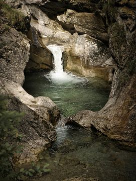 Waterval in de spelonken, Oostenrijk van Sara in t Veld Fotografie
