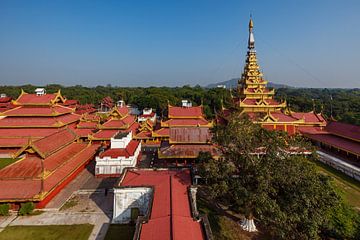 Het koninklijk paleis van Mandalay in Myanmar van Roland Brack