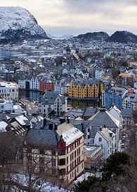 Überblick über Ålesund, Norwegen von qtx