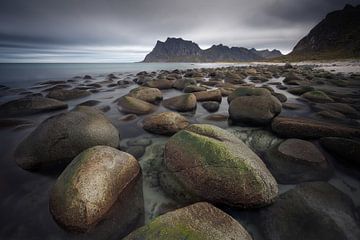 Plage d'Uttakleiv avec un ciel spectaculaire sur Edwin Mooijaart