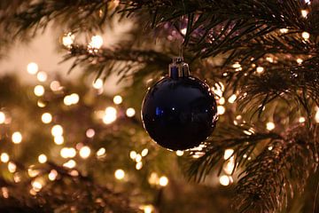 Blauwe kerstbal | kerstboom | kerstlichtjes | kerst van Nicole Van Stokkum