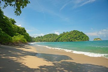 Speel op het strand van Espadilla Sur in het Nationaal Park Manuel Antonio in Costa Rica