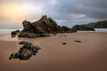 La belle plage de Durness en Écosse au lever du soleil. sur Jos Pannekoek