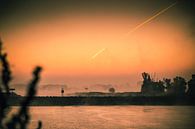 Zonsopkomst naast de Waalbrug bij Nijmegen met de mist die langzaam verdreven wordt door de opkomend van Rianne Groenveld thumbnail